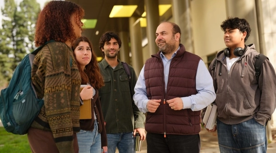 COuncilmember Nazarian speaking with students outdoors at Valley College campus