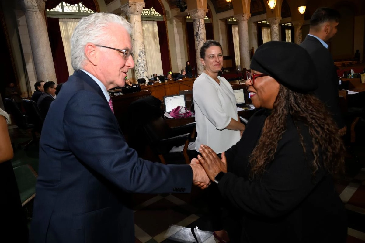 Council President Krekorian welcomes music legend Patrice Rushen to L.A. City Hall.