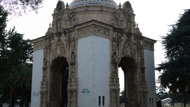 Valhalla_Memorial_Park_and_Portal_of_the_Folded_Wings090e.jpg Valhalla_Memorial_Park_and_Portal_of_the_Folded_Wings.jpg