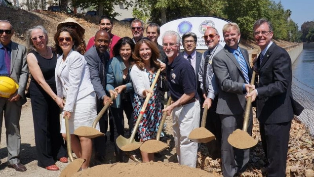 riverwalk_groundbreakinga2f1.jpg riverwalk_groundbreaking.jpg