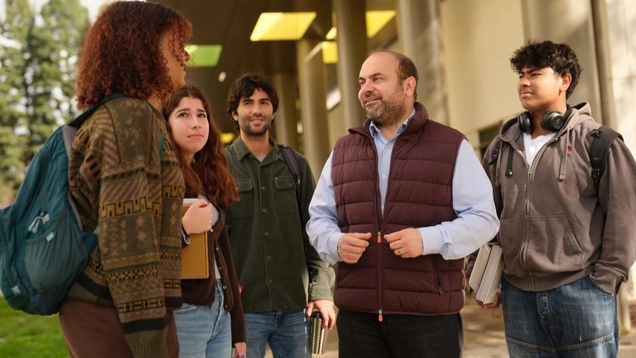 COuncilmember Nazarian speaking with students outdoors at Valley College campus