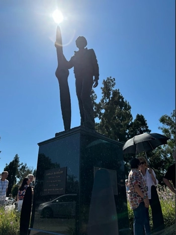 A photo of the statue.